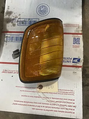 AD83 Mercedes W124 300E FRONT LEFT DRIVER SIDE Turn Signal LENS Assembly  • $89.99