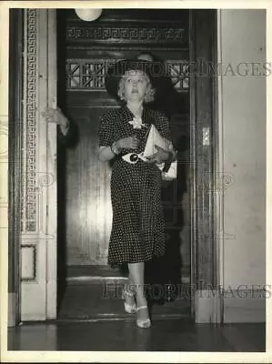 1940 Press Photo Actress Mae Murray Exits Elevator - Tub36063 • $15.99