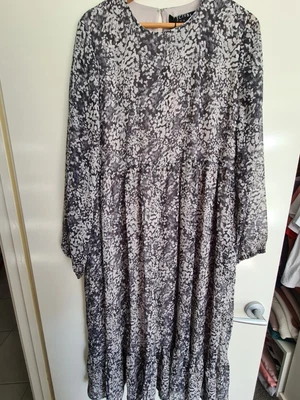 $45 • Buy Decjuba Print Dress Size 12