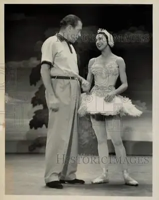 Press Photo Ballerina Margot Fonteyn With TV Host Ed Sullivan. - Kfx16570 • $17.88