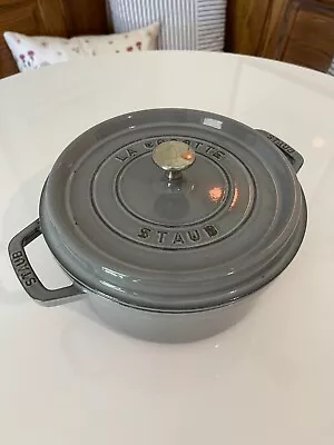 Staub 4QT Round Graphite Grey Enamel Cast Iron Cocotte 24cm Dutch Oven. 1102418 • $58