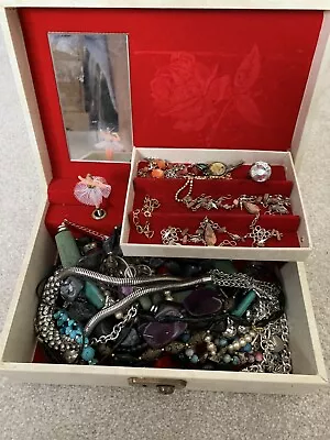 Vintage Musical Jewellery Box With Contents • £4.20