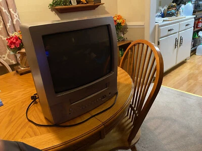 $90 • Buy TOSHIBA MV13Q41 13-Inch TV/VCR Combo NO Remote VHS Retro Gaming  *Tested*
