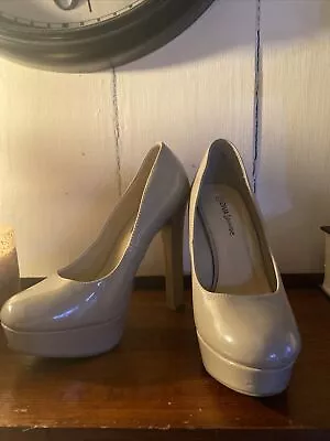 Diva Lounge Flesh Toned Heels - Size 7 1/2 • $10.99