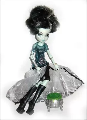 FRANKIE STEIN Monster High Doll GHOULS RULE 2012 Gown Boots Cauldren Bracelets • $38