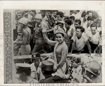 1965 Press Photo Miss Universe Apasra Hongsakula Waves During Bangkok Parade • $20.88
