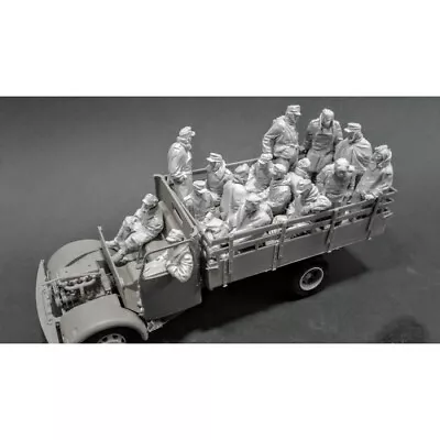 1/35 Resin WW2 Captured German Soldiers (16) • £27