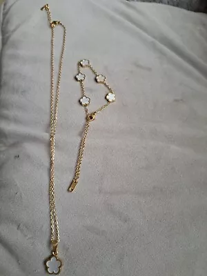 White Flower Neckless Set • £5