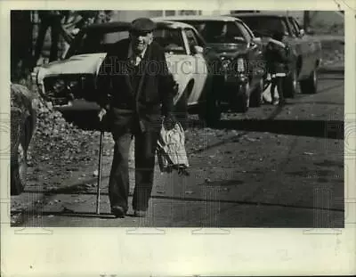 1978 Press Photo Schenectady NY Man Walks Down Middle Of Street Using A Cane • $15.99