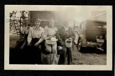 1920s/30s FRUIT PICKERS 3 WOMAN YOUNG LADY HIDING FACE OLD/VINTAGE PHOTO- J291 • $7.99