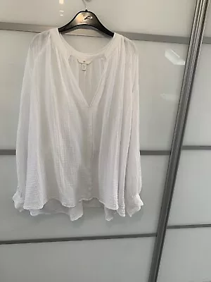 Ladies HM Beautiful White Top Size 4XL • $7.46