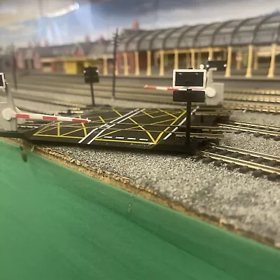 Hornby Double Level Crossing With Barriers • £17.99