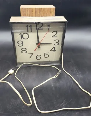 Vintage 1976 Wall Clock-Works Metal And Plastic 11  X 9   • $56.99