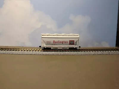 Micro-Trains - Chicago Burlington & Quincy - 2 Bay Covered Hopper # 183925 • $10