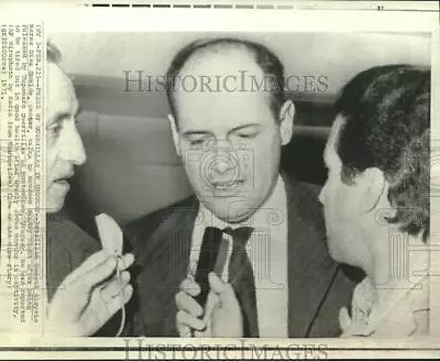 1971 Press Photo Brazilian Consul Gomide With Newsmen In Montevideo Uruguay. • $19.99