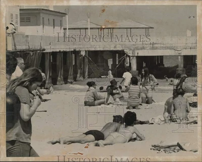 £19.35 • Buy 1970 Press Photo Visitors Near Damaged Area Of South Beach Pier, Miami, Florida