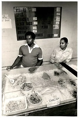 LG957 1983 Original Chuck Burton Photo MIDWAY FISH MARKET VENDOR BOOTH Stallings • $20