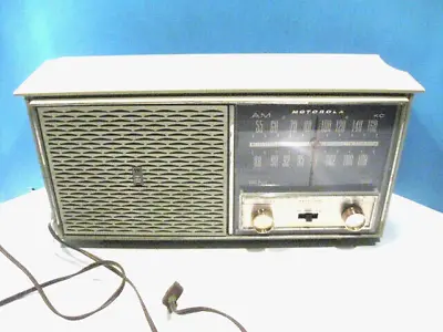 Vintage Motorola AM/FM Tube Radio: B8G; 1963; 35 Watts; Turns On: FM Reception • $13.60