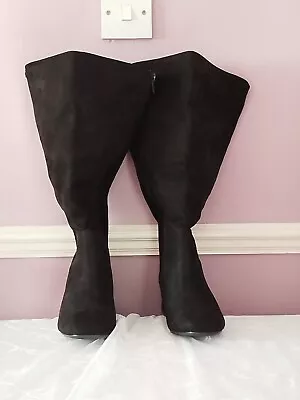 A Pair Of Super Curvy Ladies Boots. • £18