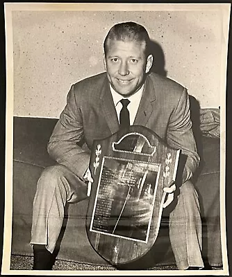1964 Photo Type 1-Yankees Mickey Mantle Receives 1963 Most Courageous Award • $125