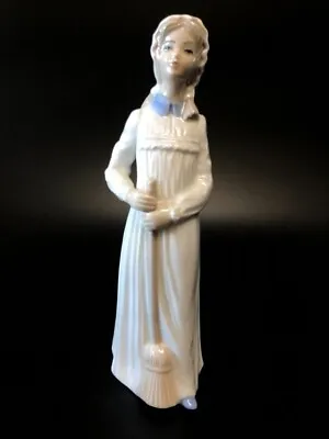 Tengra Valencia  Sweeper Girl  Spain- Mint Condition Porcelain Figurine Ornament • £19.99