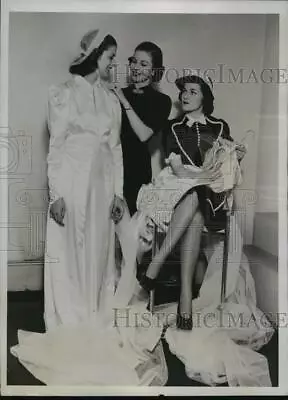 1938 Press Photo Beauty Queens Prepare For Parade During New York World's Fair • $19.99