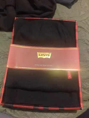 Levi's Beanie And Scarf Gift Set • £25.99