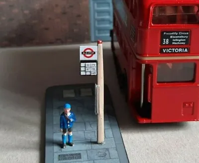 £6.99 • Buy 1940-60’s OO GAUGE BUS STOP KIT 12 FLAGS 12 TIMETABLE E PLATES LONDON TRANSPORT