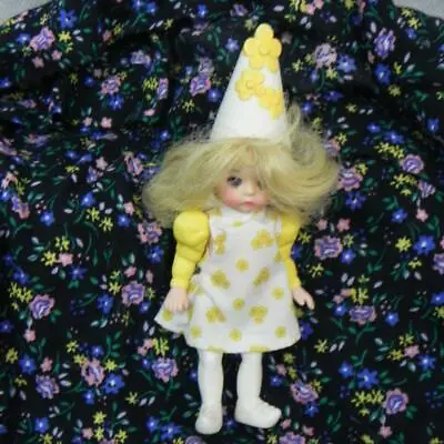 2007 Madame Alexander DOLL McDonalds Yellow DAISY MUNCHKIN 4  Blonde Sleepy Eye • $6.85