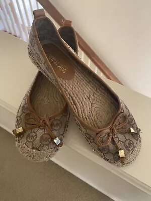 MICHAEL MICHAEL KORS Beige MEG Signature Jacquard Fabric Flat Espadrilles Sz 8 • $22