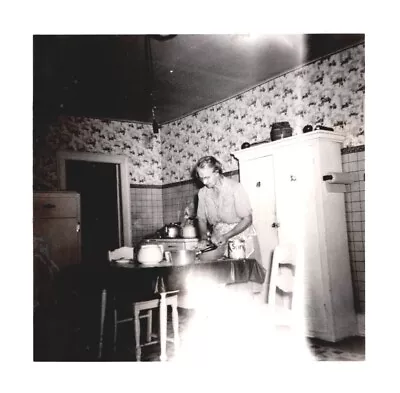 KITCHEN BUSYELYRIAOHIO1940'S.VTG 3.3  X 3.3  PHOTO/10 • $5.97