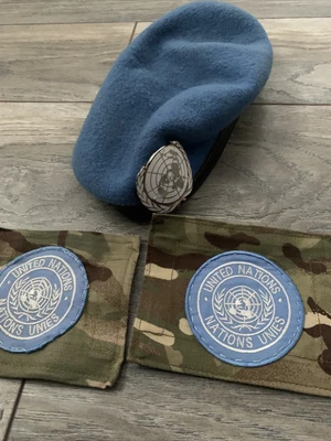 £17 • Buy UN Beret With Cap Badge + 2 Flashes