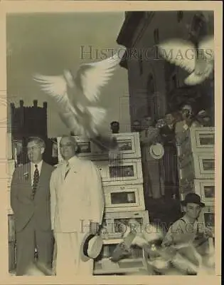 1939 Press Photo Carrier Pigeons Released At World Poultry Congress Cleveland • $24.88