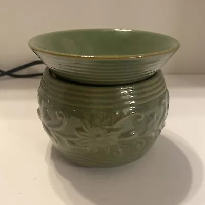£19.79 • Buy Used Yankee Candle Green Demby Electric Tart Burner Warmer Flowers - Retired