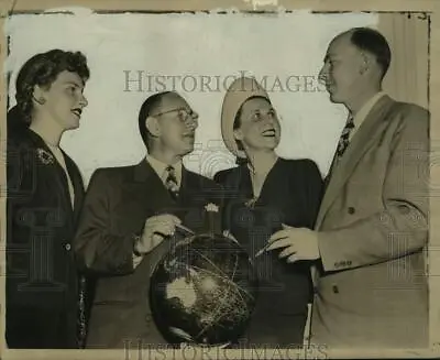 1947 Press Photo Milton Reynolds & William Odom Show Round The World Route • $12.99