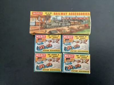 Merit Model Railway 00 Gauge 4x Boxes Of People 1x Box Of Ladders & Cables Drums • £12