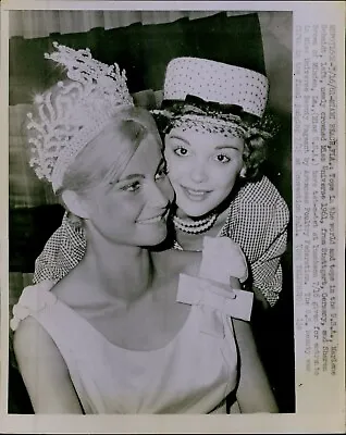 LD208 1961 Wire Photo MARLENE SCHMIDT Miss Universe SHARON BROWN Miss USA Beauty • $20