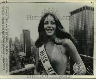 1973 Press Photo Miss USA Winner Amanda Jones With Crown & Scepter New York • $19.99