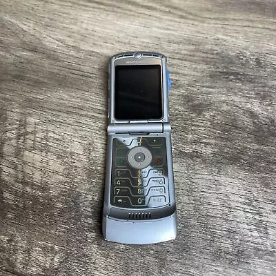 Motorola RAZR V3 Silver 2.2  TFT Color Display Handheld Keypad Flip Cell Phone • $11.99