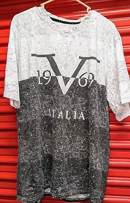 100% Authentic VERSACE Black & White Italia T-Shirt. Men’s XL.  • $100