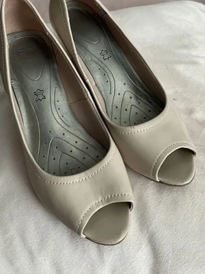 £5 • Buy Ladies M&S Footglove Beige Patent Open Toe Wedge Shoes. Size 6