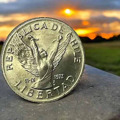 1990 Chile 10 Pesos  Chilena  With Broken Chains Laurel Wreath Nickel-Brass Coin • $2.54