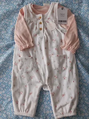 £7 • Buy Baby Girls Outfit In Size 0-3 Months BNWTS 