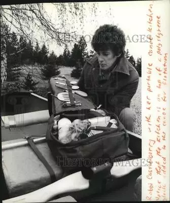 1982 Press Photo Camping Robbi Castleberry With Her Portable Canoe Kitchen • £19.27