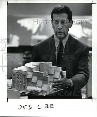 1989 Press Photo Malcolm Holzman Proposed Library Model - Cvb13501 • $15.99