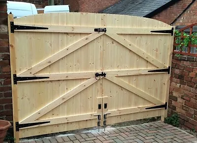 Wooden Driveway Gates! 5ft 6  High X 10ft Wide (5ft Each Gate) • £415