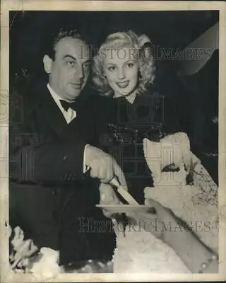 1946 Press Photo Dolores Moran And Benedict Bogeaus Cutting Their Wedding Cake • $29.88