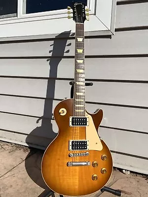 2000 Gibson Les Paul Classic - Honey Burst • $2199.99