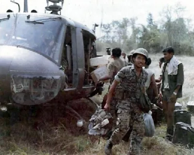 Royal Thai Army Troops Unloading An UH-1 Huey 8x10 Vietnam War Photo 857 • $7.43