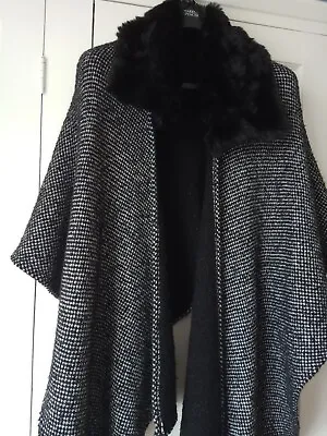 £6 • Buy Marks And Spencer Ladies Cape/Wrap Black/White One Size Worn
